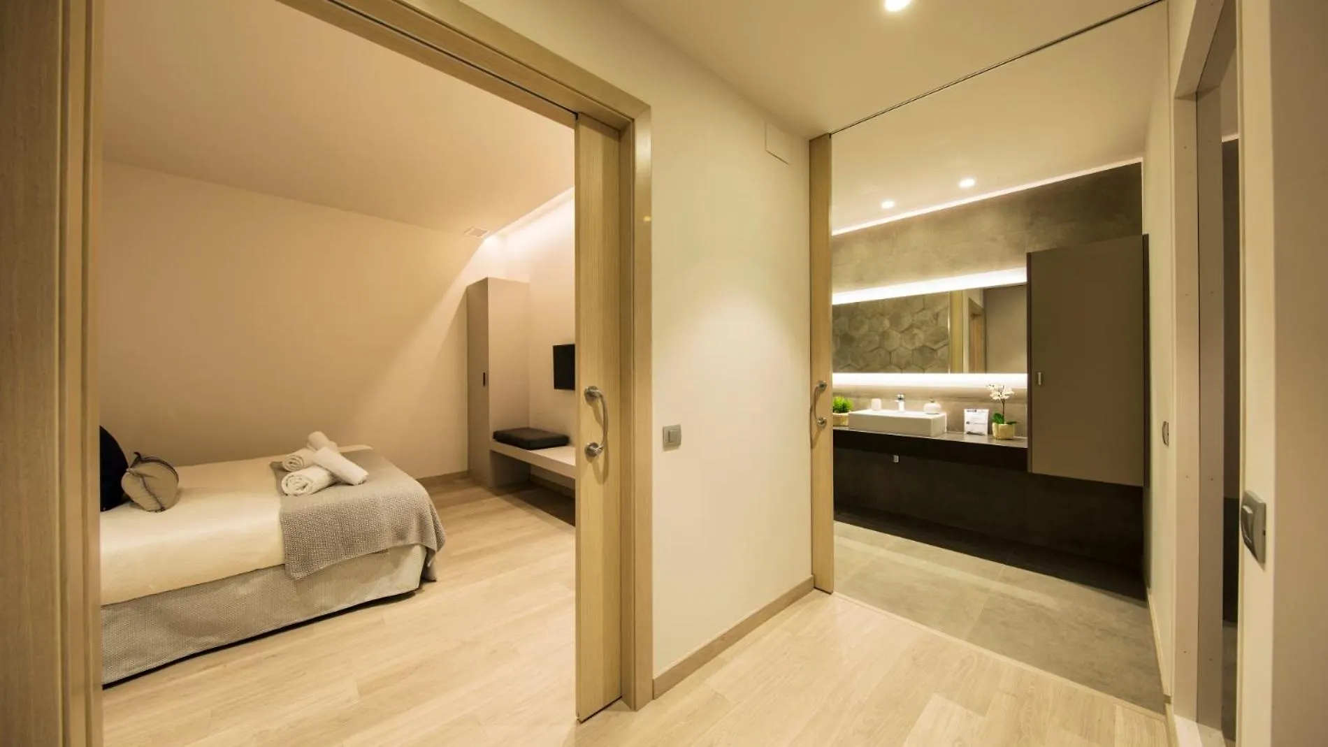 Fisa Rentals Ramblas Apartments Barcellona